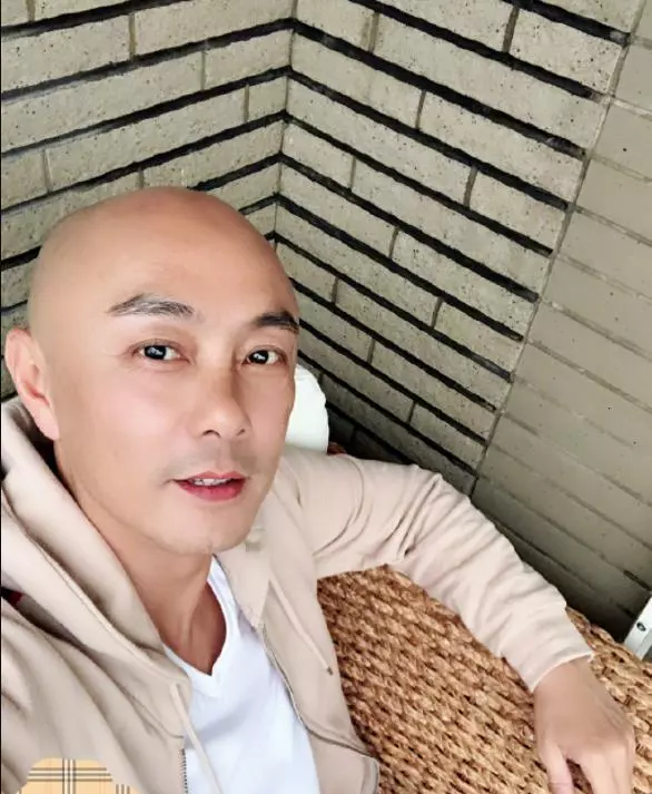 張衛健「豪華住宅」被曝光,卻被桌上的「飯菜」搶鏡....這才是明星的生活!