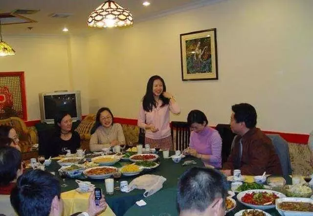 結婚時老婆做保姆被人嘲笑,參加同學聚會時,同學卻呆了