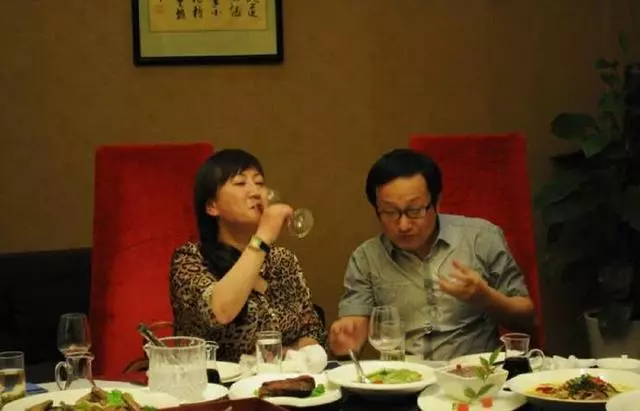 結婚時老婆做保姆被人嘲笑,參加同學聚會時,同學卻呆了
