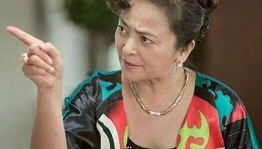 我每月給婆婆兩千,一到月底她就沒錢,我打開婆婆衣櫃後砸了娘家