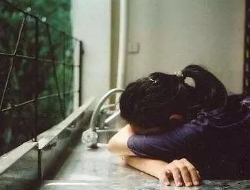 我每月給婆婆兩千,一到月底她就沒錢,我打開婆婆衣櫃後砸了娘家