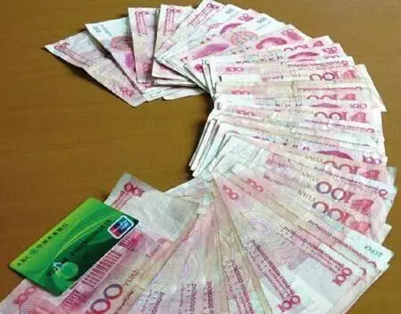 結婚那天,婆家只給了五萬彩禮,而打開父母給我的嫁妝,我哭了