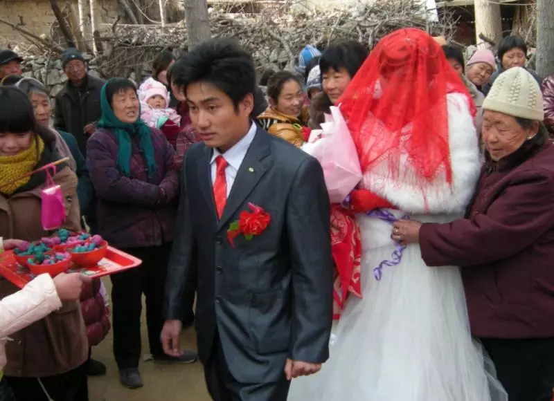 嫂子嫁過來沒給彩禮,我結婚她卻給五萬做嫁妝,哥哥一句話我哭了