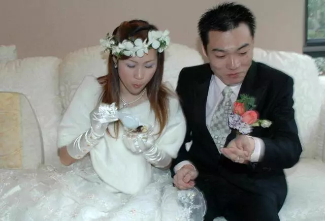 嫂子沒要一分彩禮嫁給哥哥,我結婚母親拿出存摺,打開一看我愣了