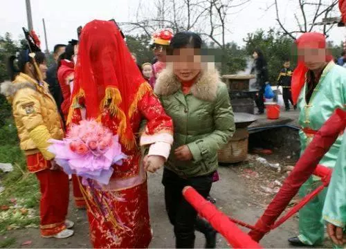 我結婚沒要婆婆一分彩禮,我媽生病婆婆給我張卡,看到餘額愣了