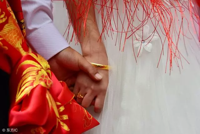 婆婆給了十萬彩禮,結婚後又要借去還債!心裡委屈的我把孩子做了