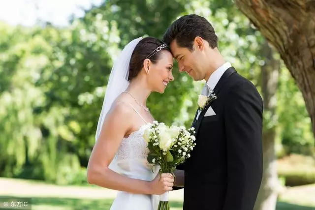 帶媳婦兒去領結婚證,問她要戶口本,她遞給我一張紙,這證不領了