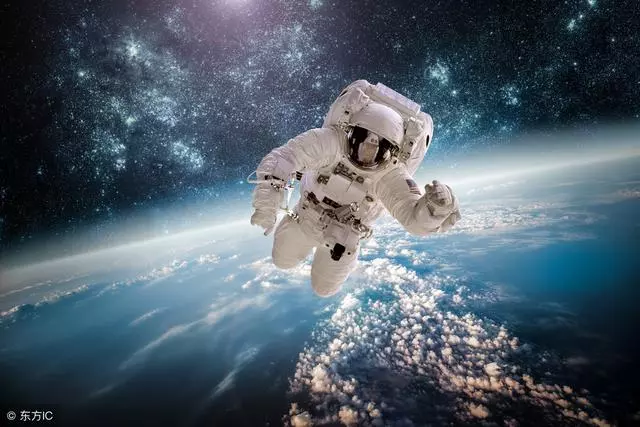 乘坐比光速快1億倍的飛船,是不是很快就能到宇宙邊緣?