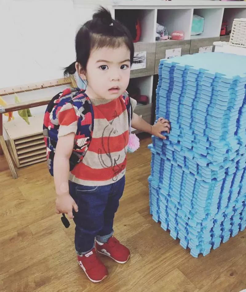 BO妞新髮型賣萌照曝光!眉毛超有戲...讓媽媽哭笑不得:「是不能看妳嗎?」