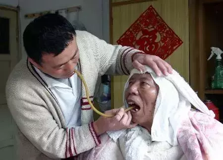 一個孝子的故事讓億萬人感動淚流,每天給父親吸痰、喂飯、翻身......