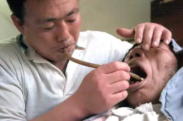 一個孝子的故事讓億萬人感動淚流,每天給父親吸痰、喂飯、翻身......
