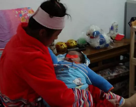 女子剛出月子,被老公逼去上班,無意翻開老公褲兜,被感動了