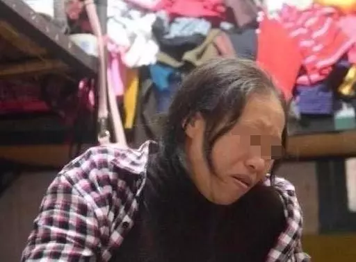 兒媳離婚,走時只帶件破衣服,婆婆偷樂,打開衣櫃如遭雷擊