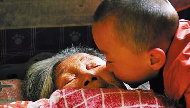 生下三個女兒都丟失,12年後婆婆臨終時指指床底,俺才知實情