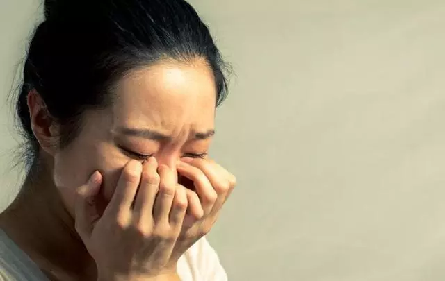 結婚我沒要彩禮,新婚第二天我起床做早餐,打開冰箱後我泣不成聲