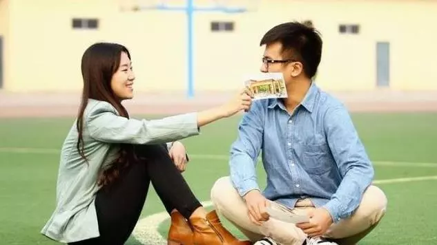 結婚三月,兒媳從沒上過廁所,婆婆起疑,起夜喝水發現秘密