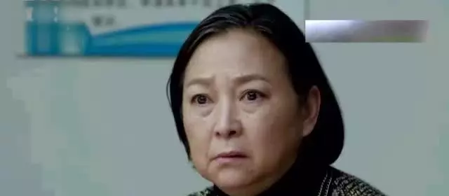 結婚三月,兒媳從沒上過廁所,婆婆起疑,起夜喝水發現秘密