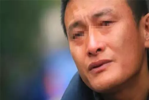 妻子在家帶三娃,丈夫卻帶情人回家逼宮,妻子指指屋裡,丈夫蒙住