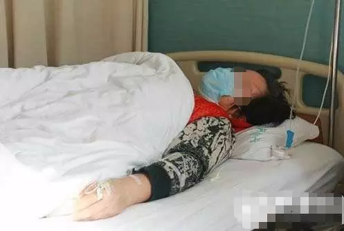 婆婆重病,兒媳逛街旅遊死活不伺候,丈夫提離婚,妻回四個字