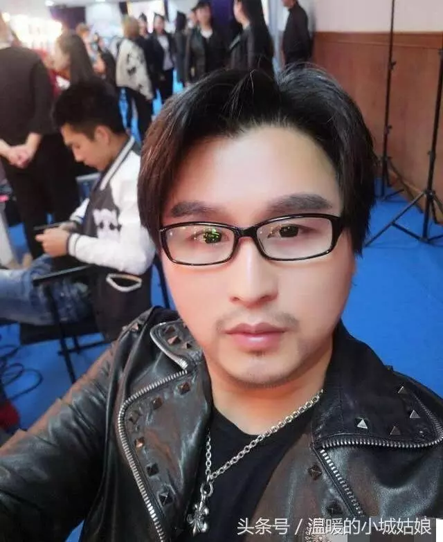 山寨明星瘋狂撈金,假楊冪拍一個廣告10萬,假汪峰年收入超600萬!!!