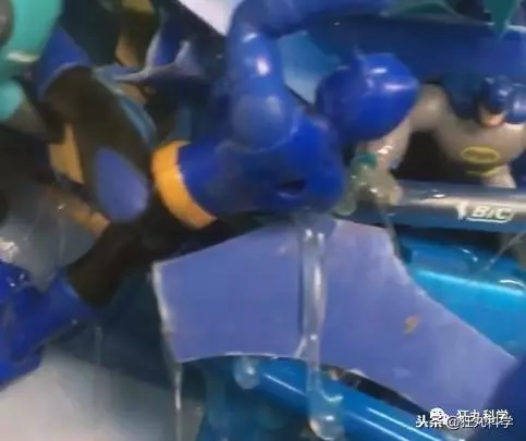 現實中的透視外掛:美國藝術家用垃圾做的名畫,騙過你的雙眼
