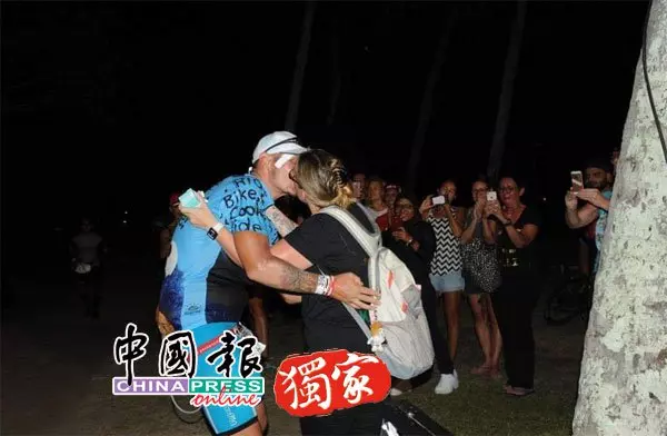◤蘭卡威鐵人賽◢ 女友準備拍他衝線照 德選手求婚成功