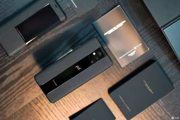 HUAWEI Mate 20 RS 保時捷設計圖賞:年輕人的第一台保時捷