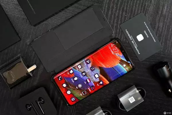 HUAWEI Mate 20 RS 保時捷設計圖賞:年輕人的第一台保時捷