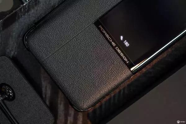 HUAWEI Mate 20 RS 保時捷設計圖賞:年輕人的第一台保時捷