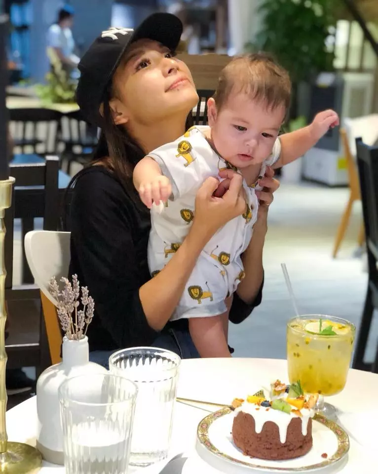 混血兒子不像她?!被誤認為是「亞洲保姆」,艾莉絲心碎坦言:心中超介意
