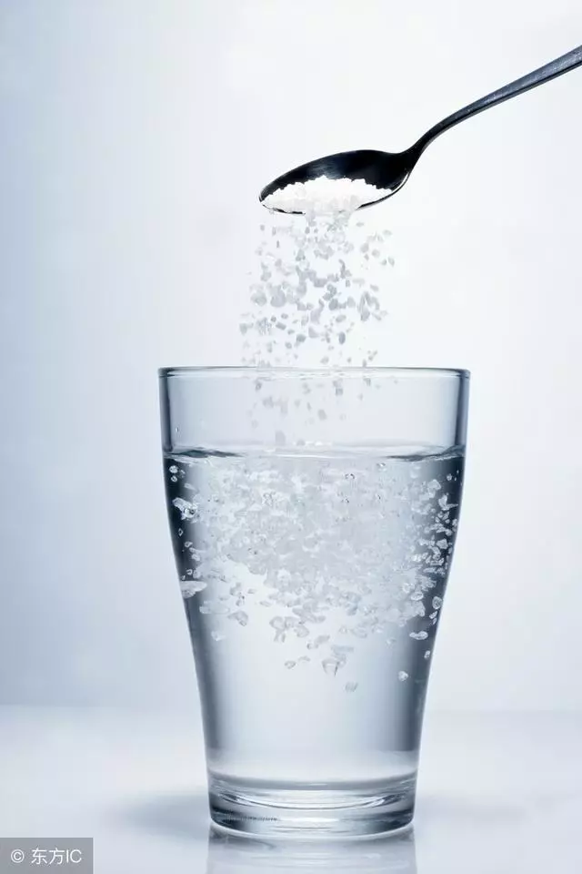 早起空腹喝水雖然好 但這3種人不適合多喝水