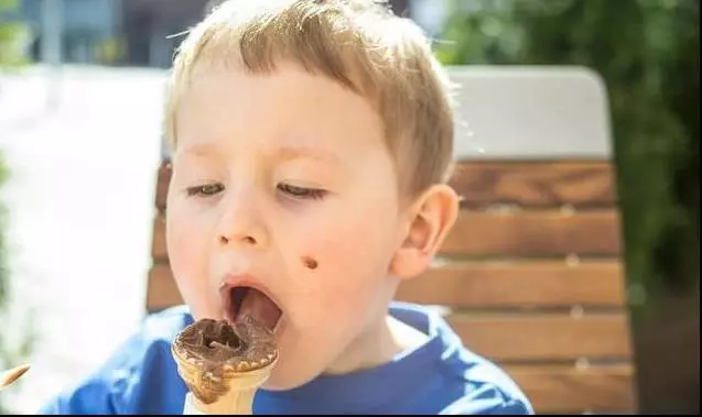 3歲了,家長還在追著餵飯就是害了娃,專家給出4點建議,現在補救還來得及!