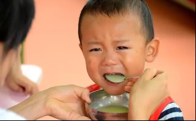 3歲了,家長還在追著餵飯就是害了娃,專家給出4點建議,現在補救還來得及!