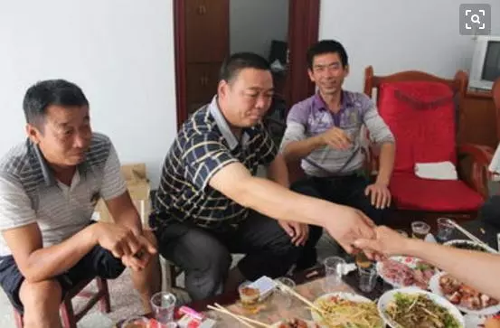 弟弟結婚,我媽要我隨2萬份子錢,我不肯,我媽卻罵我「沒良心」