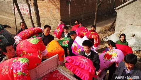 我媽親口對我說:「嫁出去的女兒潑出去的水」,我的心如墜冰窟