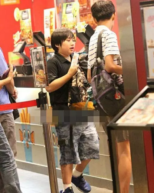 他兩歲出道拍戲被父母當搖錢樹,今13歲皮膚潰爛讓人心疼