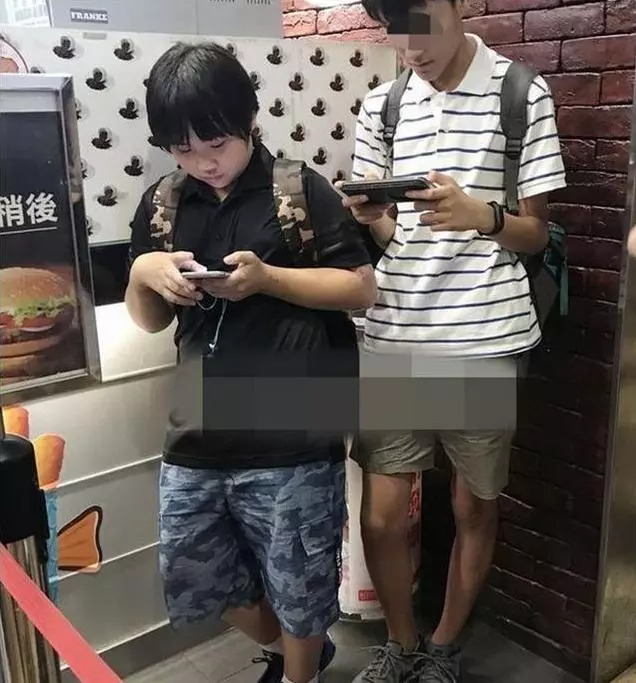 他兩歲出道拍戲被父母當搖錢樹,今13歲皮膚潰爛讓人心疼