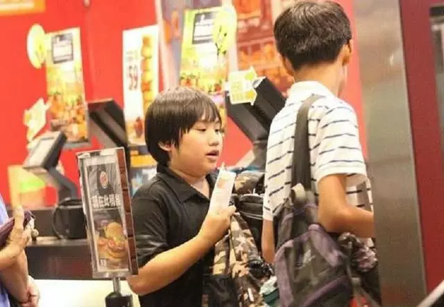 他兩歲出道拍戲被父母當搖錢樹,今13歲皮膚潰爛讓人心疼