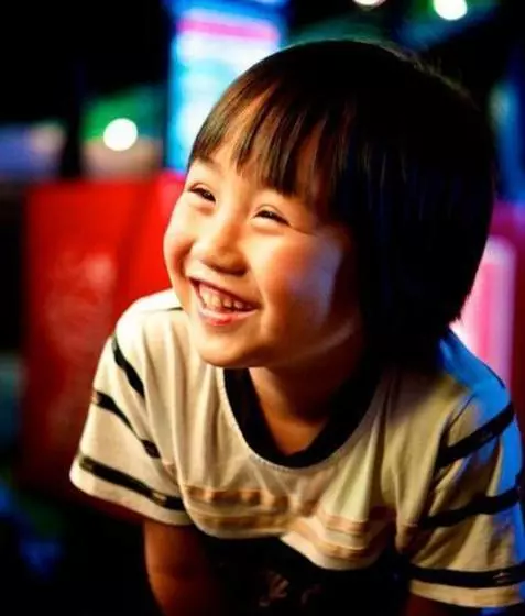 他兩歲出道拍戲被父母當搖錢樹,今13歲皮膚潰爛讓人心疼