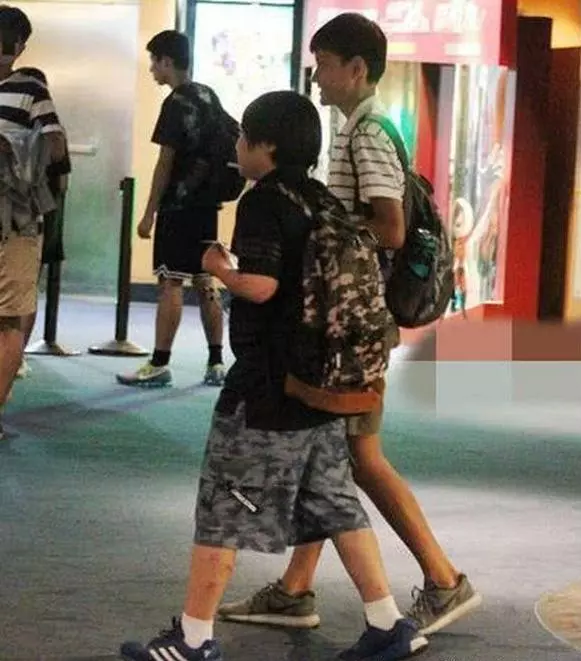 他兩歲出道拍戲被父母當搖錢樹,今13歲皮膚潰爛讓人心疼