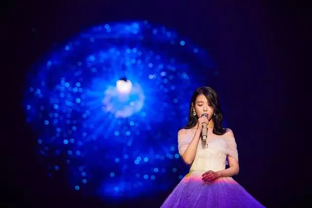 迷妹們成功了!IU擁抱GOD歐巴們,TWICE受邀當演唱會來賓!