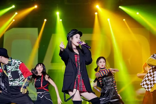 迷妹們成功了!IU擁抱GOD歐巴們,TWICE受邀當演唱會來賓!