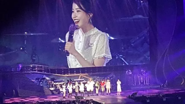 迷妹們成功了!IU擁抱GOD歐巴們,TWICE受邀當演唱會來賓!