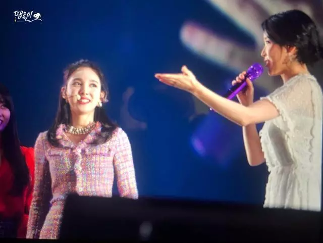 迷妹們成功了!IU擁抱GOD歐巴們,TWICE受邀當演唱會來賓!
