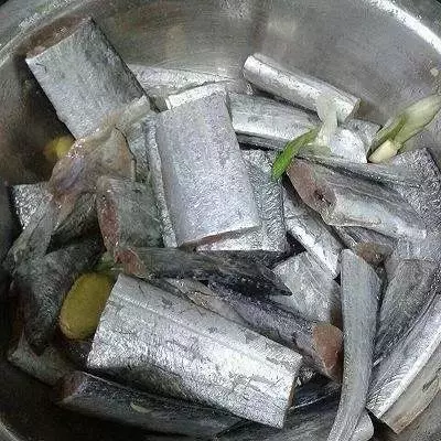 炸帶魚時，千萬別直接下鍋炸，多加1步，帶魚外脆裡嫩！