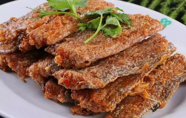 炸帶魚時，千萬別直接下鍋炸，多加1步，帶魚外脆裡嫩！
