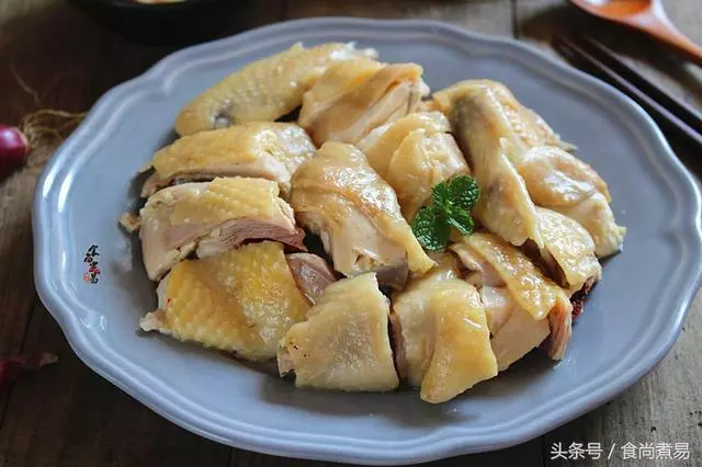老爸自製白切雞獨家秘方。這做法口感果然不一樣,又鮮又嫩還很脆皮!