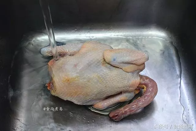 老爸自製白切雞獨家秘方。這做法口感果然不一樣,又鮮又嫩還很脆皮!