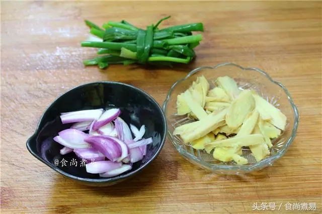 老爸自製白切雞獨家秘方。這做法口感果然不一樣,又鮮又嫩還很脆皮!