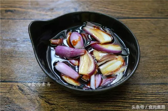 老爸自製白切雞獨家秘方。這做法口感果然不一樣,又鮮又嫩還很脆皮!